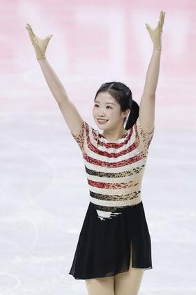 女子ＳＰの演技を終え、あいさつする中井亜美＝プラハ（共同）