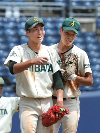 新潟産大付－新発田農　５回、新発田農の遊撃手吉村彰太（右）がマウンドの遠山剣臣に駆け寄り、笑顔で言葉を交わす＝７月１９日、新潟市中央区長潟のハードオフ・エコスタジアム