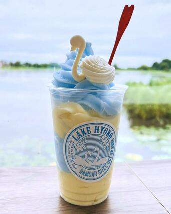 瓢湖白鳥観察舎販売組合売店の「メガ盛りスワンソフト」（「阿賀町勝手に応援隊」提供）
