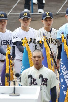 選手宣誓に選抜旗を持って駆け寄った、帝京長岡の主将鈴木祥大と日本文理の主将渡部倖成＝１９日、阪神甲子園球場