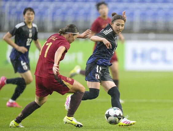 日本－中国　前半、競り合う滝川（右）＝水原（共同）