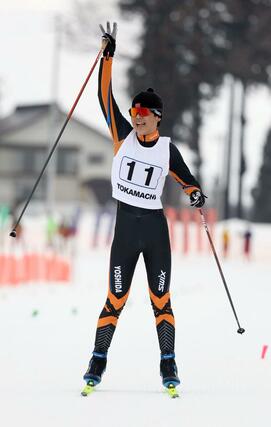 男子リレー　優勝した十日町吉田のアンカー柳颯汰がゴール＝十日町市