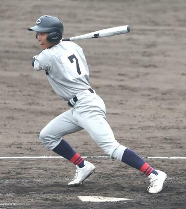 中越－加茂暁星　３回表中越１死三塁、平澤謙太が先制の適時打を放ち１－０＝柏崎市佐藤池野球場