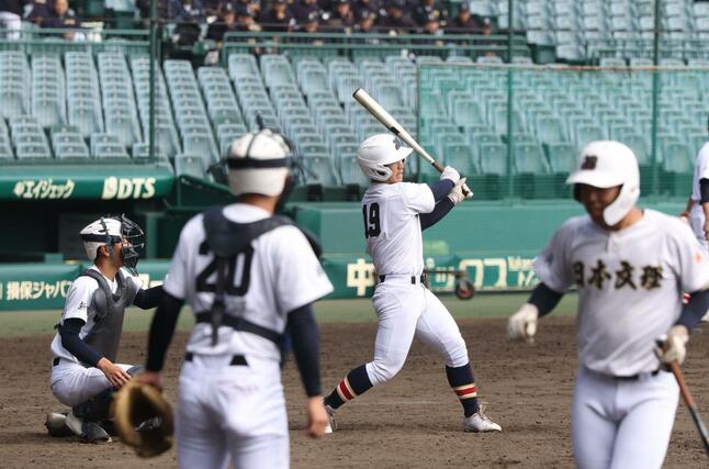打撃練習に汗を流す日本文理の選手たち＝甲子園