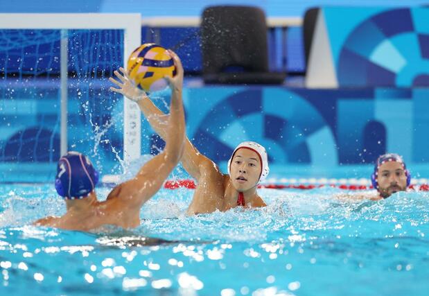 日本－フランス　第１ピリオド　守備をする稲場＝サンドニ（新潟日報社写真映像部・新井田悠）