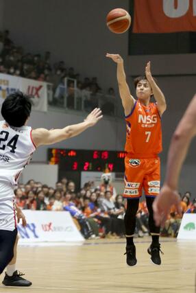 新潟－岐阜　第１クオーター、シュートを打つ五十嵐圭＝アオーレ長岡