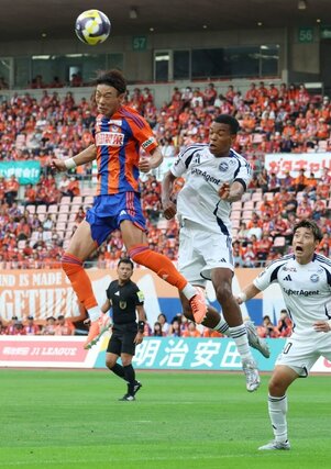 前半、セットプレーで競り合う稲村隼翔（左）＝ビッグスワン