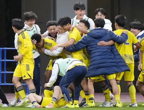 鹿島学園－流通経大柏　後半、ワーズィー（左から３人目）が決勝ゴールを決め、大喜びの鹿島学園の選手たち＝ＭＵＦＧ国立