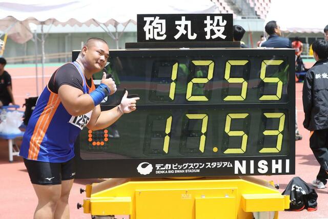 男子砲丸投げで優勝した田村凪(開志国際)=デンカビッグスワン