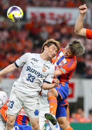 新潟－清水　後半、ＦＷ谷口海斗（右）が頭で合わせる＝１３日、デンカビッグスワン