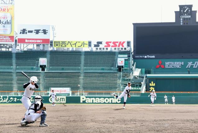 打撃練習に汗を流す日本文理の選手たち＝甲子園