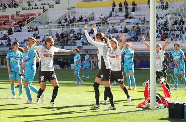 新潟L-マイナビ仙台 後半42分、MF川村優理がシュートを決め、3-1=ユアテックスタジアム仙台