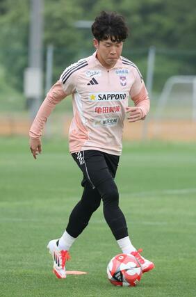 練習に汗を流すFW矢村健=聖籠町