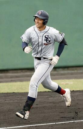 日本文理－関根学園　初回に３ランを放ち、ホームベースに向かう関根学園の５番池田栞太＝長岡市悠久山