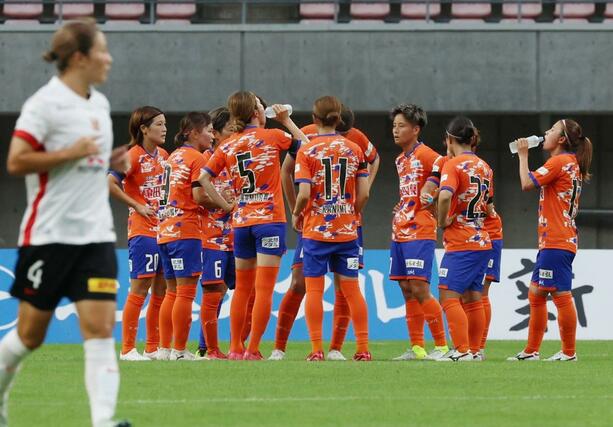 新潟Ｌ－三菱重工浦和　前半、２点目を許し、話し合う新潟Ｌの選手＝デンカビッグスワン