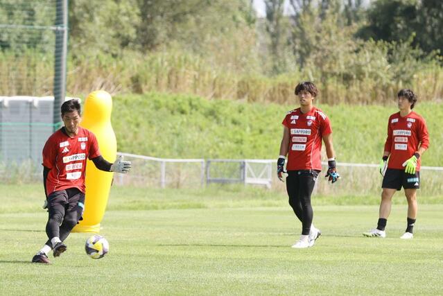 鹿島戦に向け調整するGK陣=聖籠町