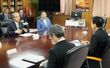 武藤容治経産相(右)に要望書の内容を説明する花角英世知事(左)=5月19日、東京・霞が関