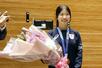 千葉県市川市の市民栄誉賞を贈られ、花束を手に写真に納まる中井亜美選手＝２９日午前、市川市役所