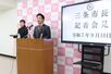 定例記者会見を行う滝沢亮市長(右)=9月10日、三条市役所