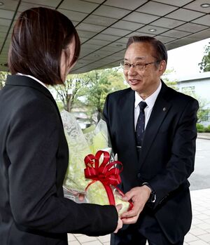 初登庁し花束を受け取る久保田郁夫新市長=4月24日、糸魚川市役所