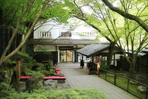 耐震工事をする「史跡佐渡金山」の建物=佐渡市下相川