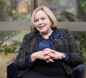 　インタビューに答えるニュージーランドのコリンズ国防相