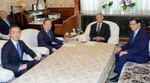 　森衆院議長（中央右）と面会する自民党の山口衆院議運委員長（同左）＝３日午前、国会