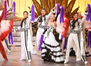 雪組全国ツアーで新潟公演の舞台に立った彩名美希(中央奥)=新潟市中央区