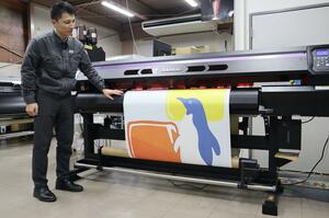 燕振興工業の新事業「svala」の壁紙。既存の大型プリンターを活用して印刷する=燕市小池