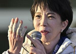 　右手の指にテーピングを巻いて街頭演説する自民党総裁の高市早苗首相＝２月１日、愛知県日進市