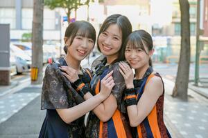 卒業を発表したRYUTistの(左から)五十嵐夢羽さん、横山実郁さん、宇野友恵さん(柳都アーティストファーム提供)