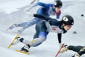 男子1500メートル予選 滑走する宮田将吾(手前)=ミラノ(共同)