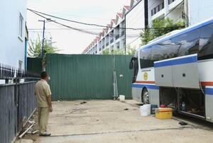 詐欺組織の拠点が入っていたとされる敷地の入り口=5月、カンボジア・ポイペト(共同)