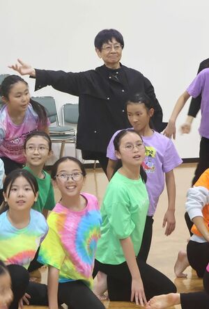 しばたパフォーミングキッズの子どもたちと踊る外山陽子さん＝新発田市五十公野