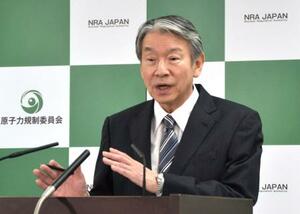 記者会見する原子力規制委の山中伸介委員長=13日午後、東京都港区