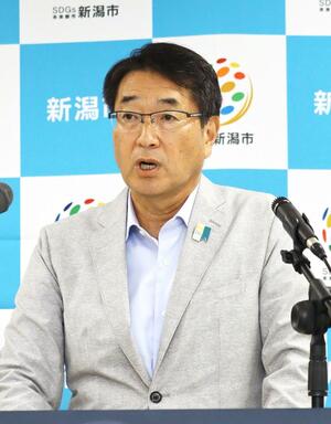 定例記者会見をする中原八一新潟市長=8月21日、新潟市役所