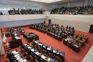 東京電力柏崎刈羽原発再稼働に関連する議案を賛成多数で可決した県議会＝２２日午後


