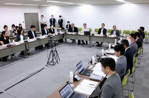 開かれた専門委員会の初会合=13日午後、厚労省