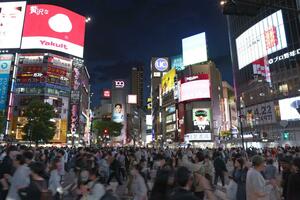 多くの人が行き交う渋谷スクランブル交差点=4月、東京都渋谷区