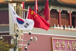 　４日、韓国の李在明大統領の訪中に合わせて北京の天安門前に掲げられた韓国と中国の国旗（共同）