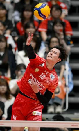 サントリー―名古屋 第2セット、サーブを放つサントリー・高橋藍=Asueアリーナ大阪