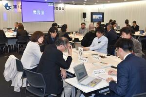 経済や教育、福祉の関係者らが意見を交わした長岡市総合計画策定委員会=アオーレ長岡