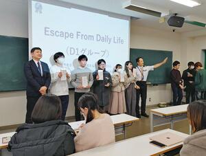 新潟大で講義を受け持ったトキエアの長谷川政樹社長(左端)。事業モデルを紹介し、乗客の獲得に向けて学生と意見交換した=2023年12月、新潟市西区