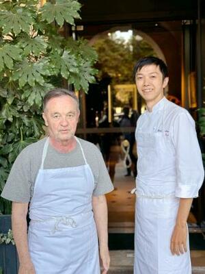 安発伸太郎さん(右)とベルナール・パコーさん=8日、パリ(安発さん提供・共同)