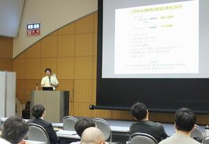 防災とまちづくりについて講演する東京大の加藤孝明教授=柏崎市東本町1