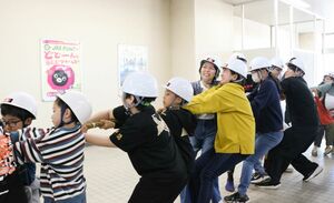 燕市と三条市の市民らが熱戦を繰り広げた綱引き大会＝ＪＲ燕三条駅