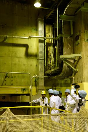 報道陣に公開された敦賀原発1号機の廃炉作業の現場=22日午後、福井県敦賀市