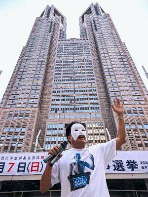東京都知事選を巡り、街頭演説するAIメイヤー氏=2024年7月、東京都新宿区(AI党提供)