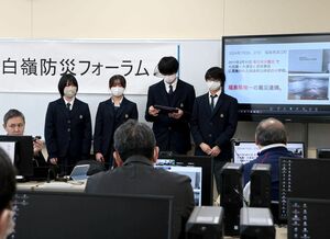 糸魚川白嶺高の生徒が県外の生徒とオンラインで防災について意見交換したフォーラム=糸魚川市清崎