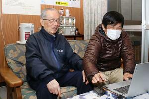 地域支援団体「このゆびとまれ」の活動場所でメンバーと談笑する宍戸晃さん(左)=3月5日、福島県南相馬市